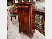 Stipo antico in legno di mogano e piuma di mogano