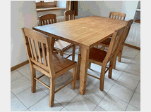 5386114 capretto con sedie