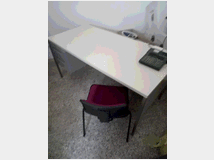 Scrivania con tre sedie e appendiabiti