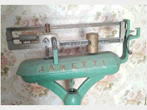 antica-pesa-bilancia-pesapersone-farmacia 