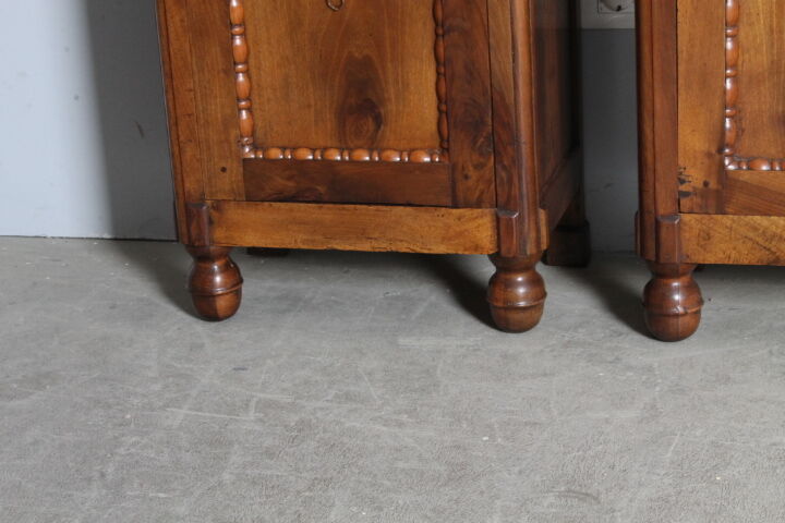 5347647 Antica coppia di comodini in