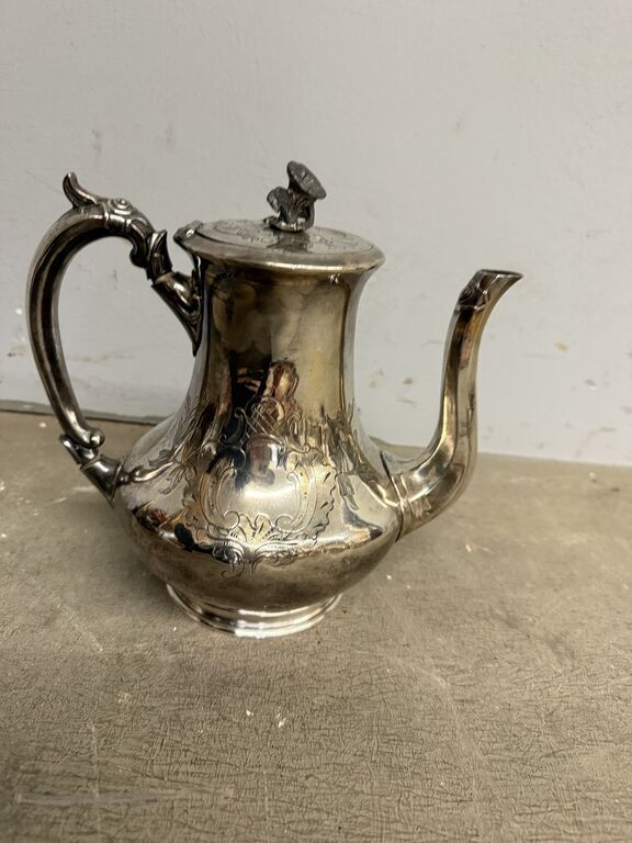 5376925 Antica teiera in argento