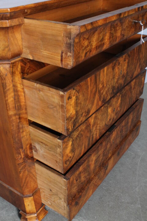 5350982 Antico cassettone cappuccino -