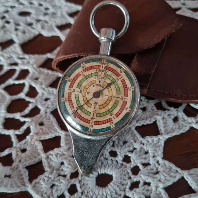 5410909 Antico curvimetro con custodia