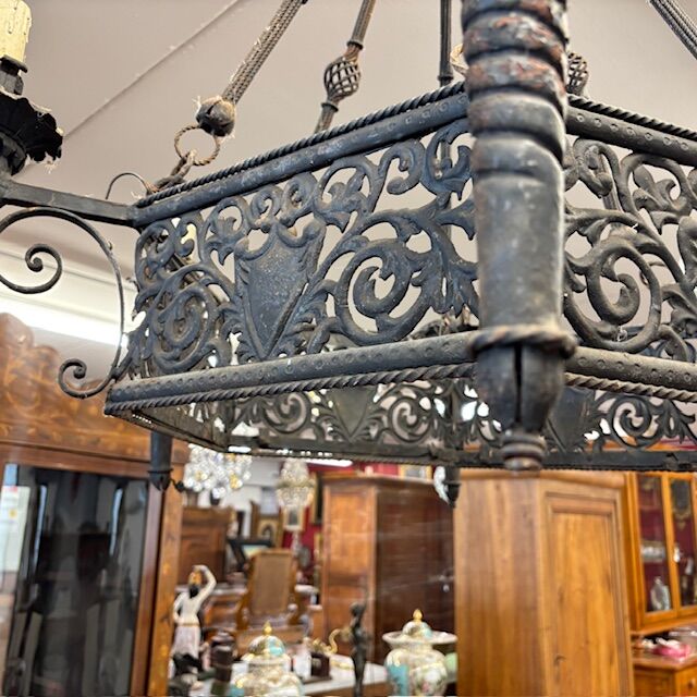 5351047 Antico lampadario in ferro