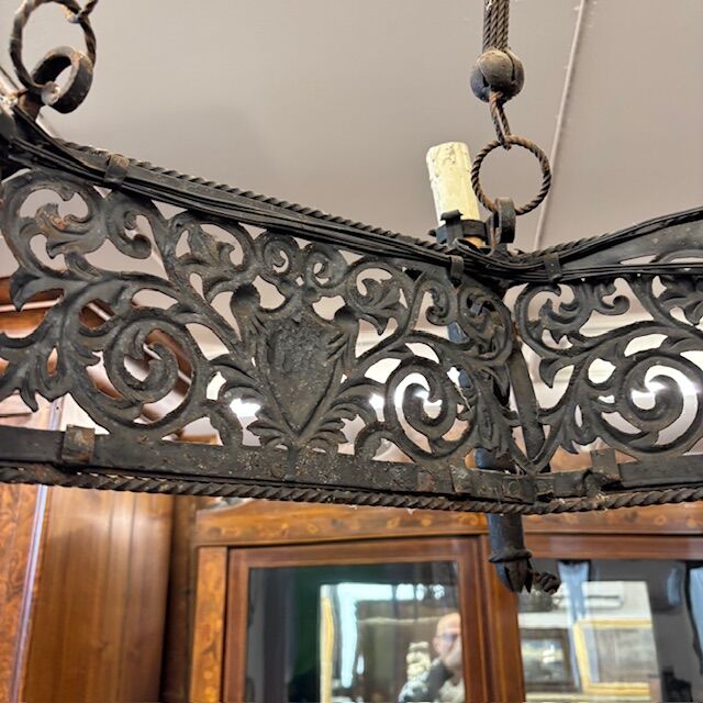 5351048 Antico lampadario in ferro