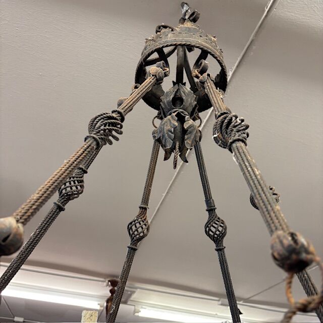 5351049 Antico lampadario in ferro