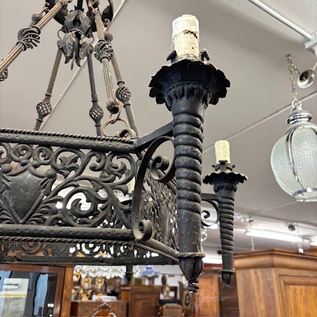 5351050 Antico lampadario in ferro