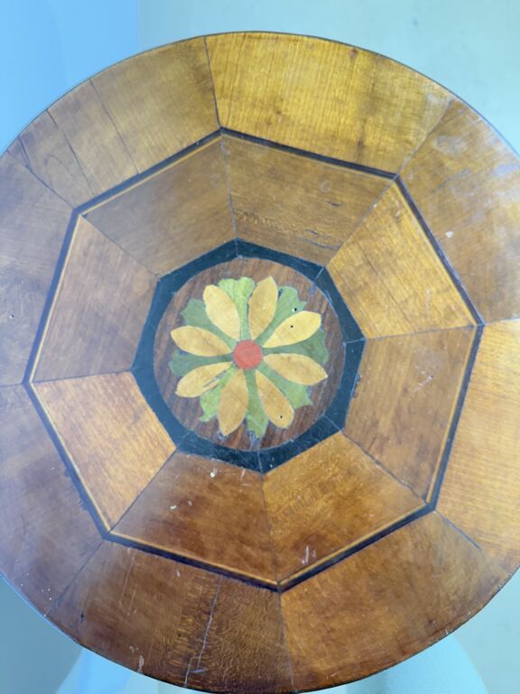 5353579 Antico tavolinetto tondo