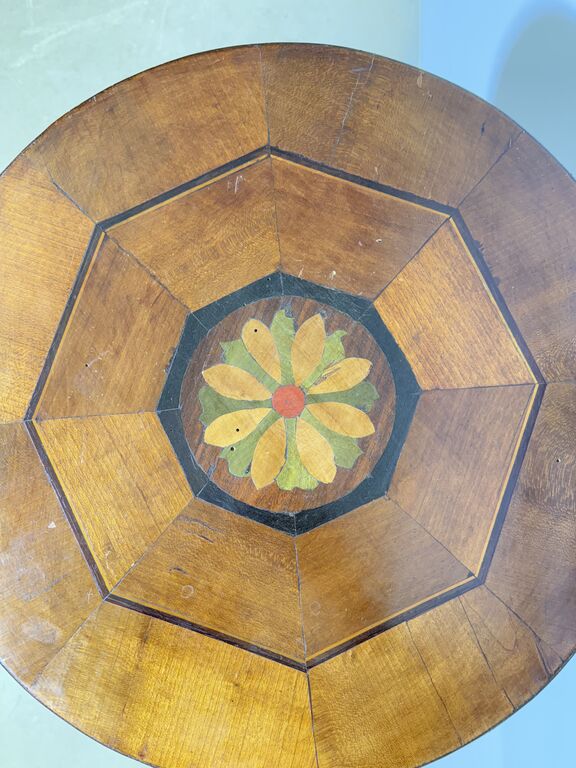 5353580 Antico tavolinetto tondo