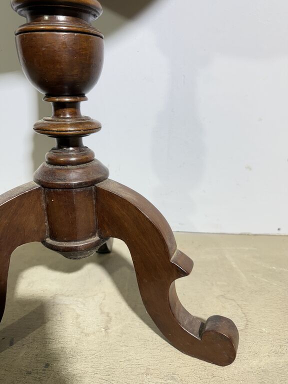 5353581 Antico tavolinetto tondo