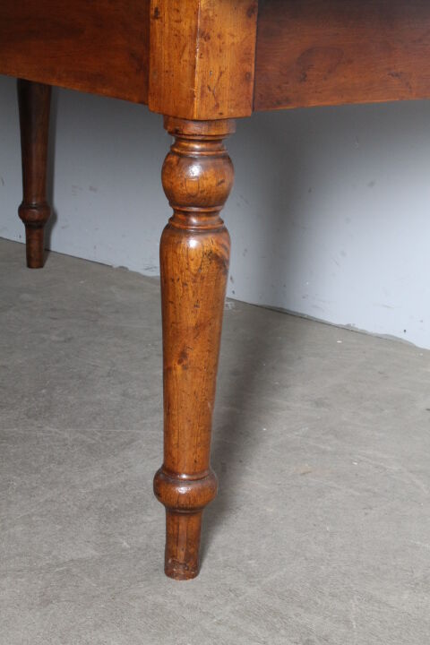 5347823 Antico tavolo in noce massello