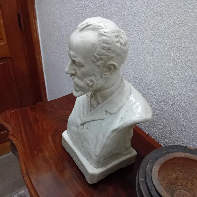 5408466 Busto antico del famoso