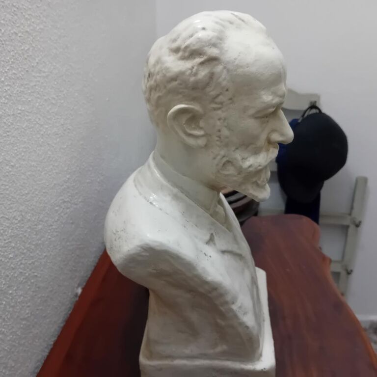 5408467 Busto antico del famoso