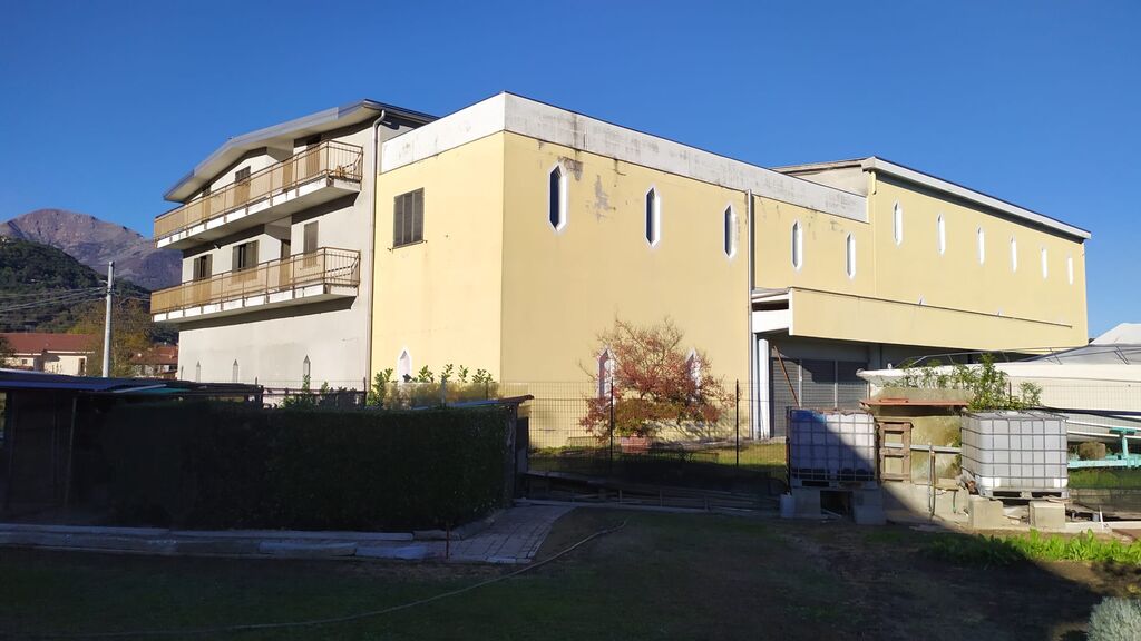 5368572  capannone Loranz mq2500