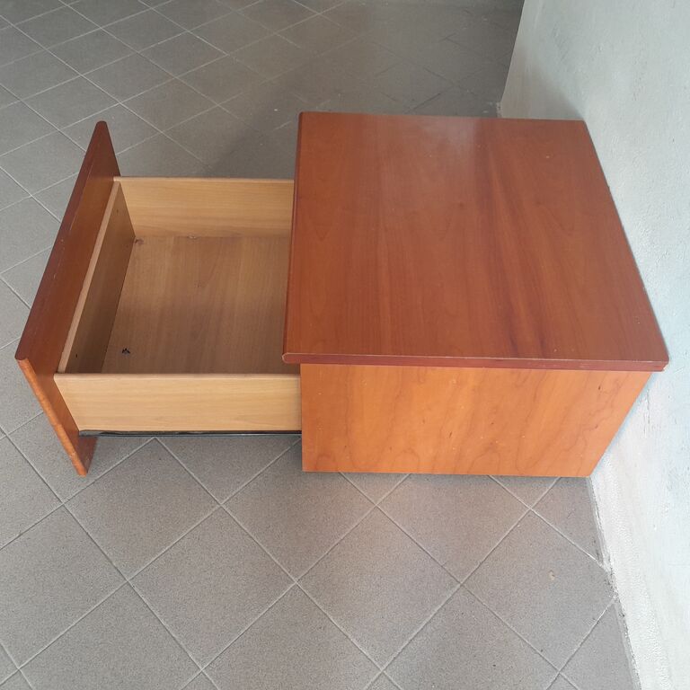 5376031 Comodino in ciliegio con