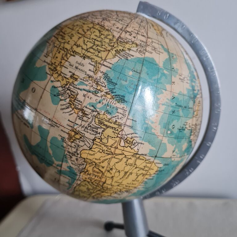 5410872 Globo fisico e politico 