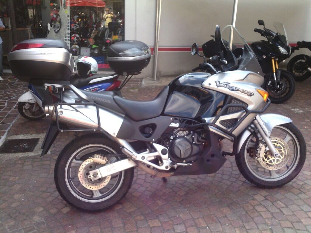 5353384  HONDA Varadero Nera e grigia