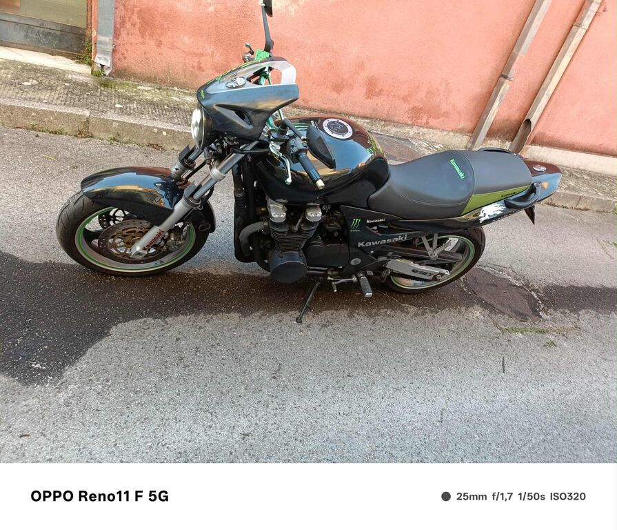 5406628  KAWASAKI ZR 7 NAKED