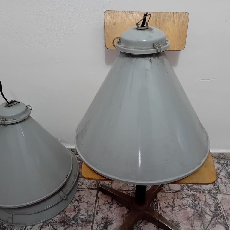 5405231 Lampada industriale degli anni