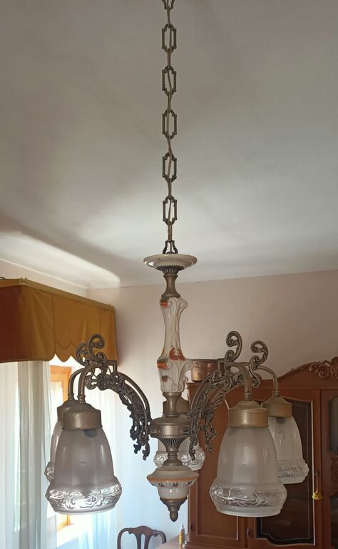 4971325 Lampadari antichi e fucile