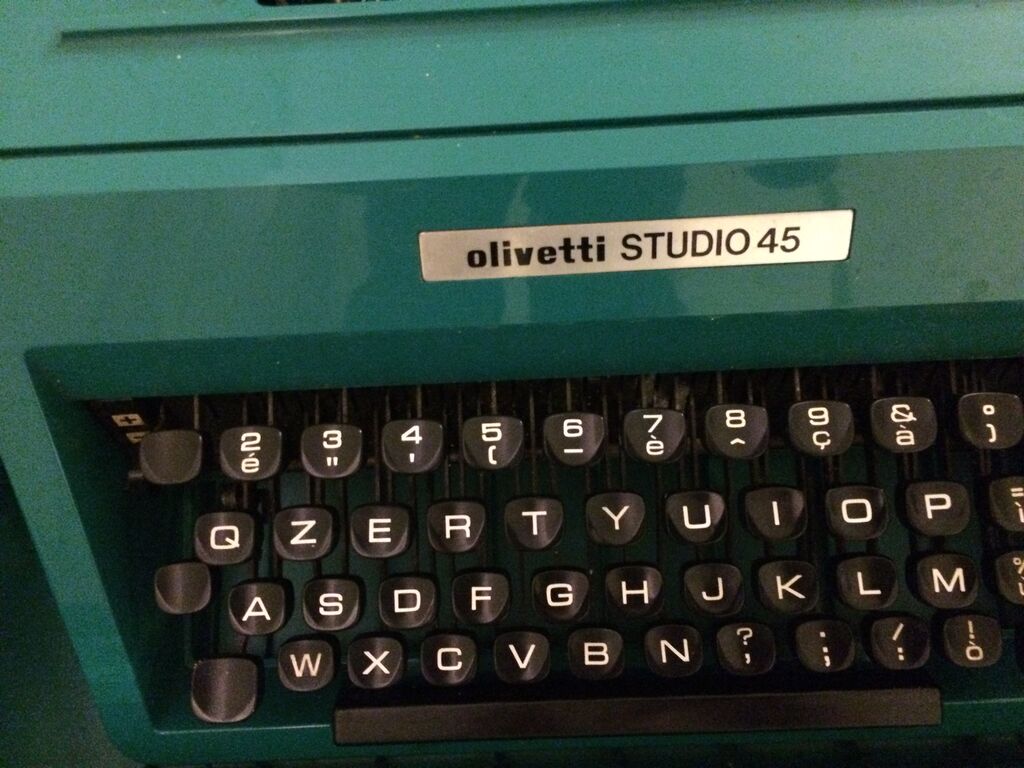 5351136 Macchina da scrivere olivetti