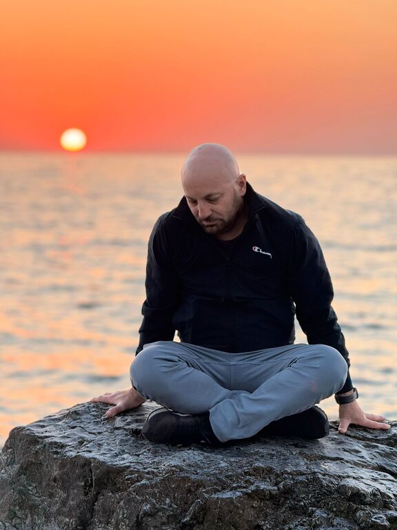 5378023 Massaggiatore esegue massaggi