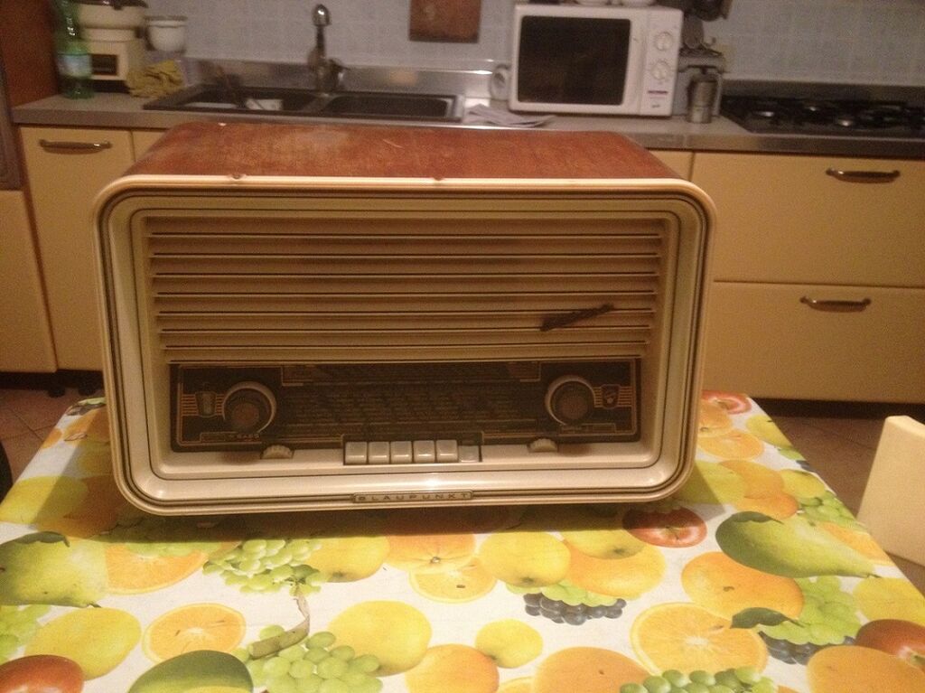 5115880 Radio antica a valvole