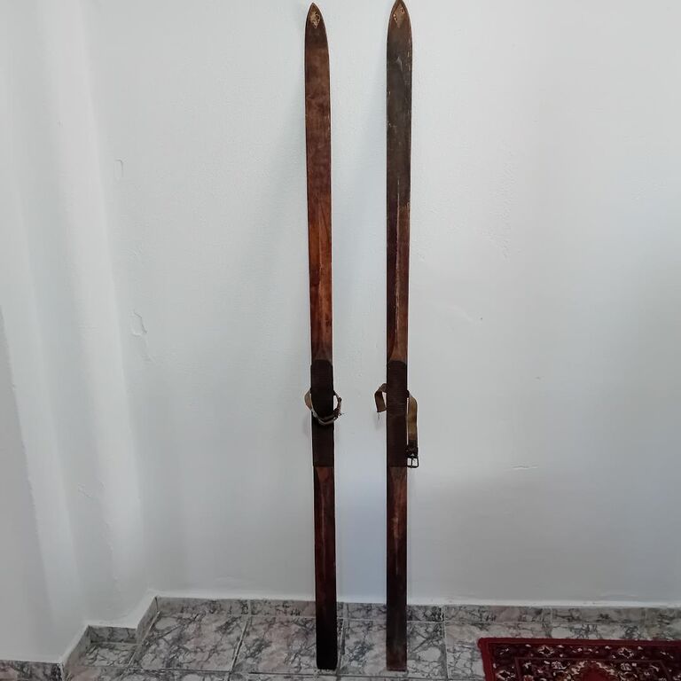 5408453 Sci antichi in legno