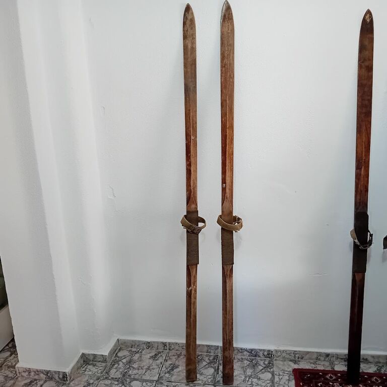 5408468 Sci in legno antichi cm.190