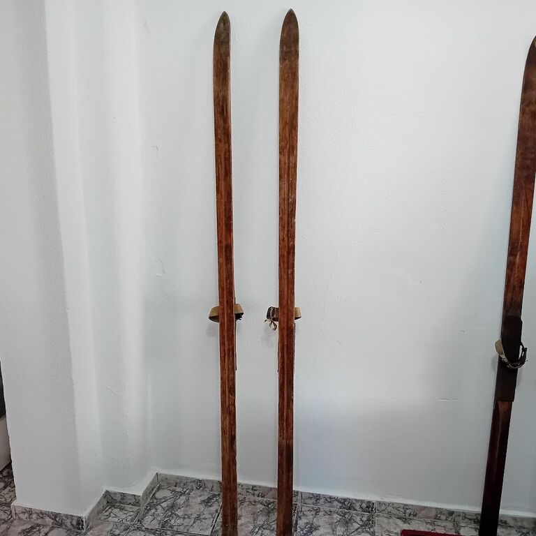 5408469 Sci in legno antichi cm.190