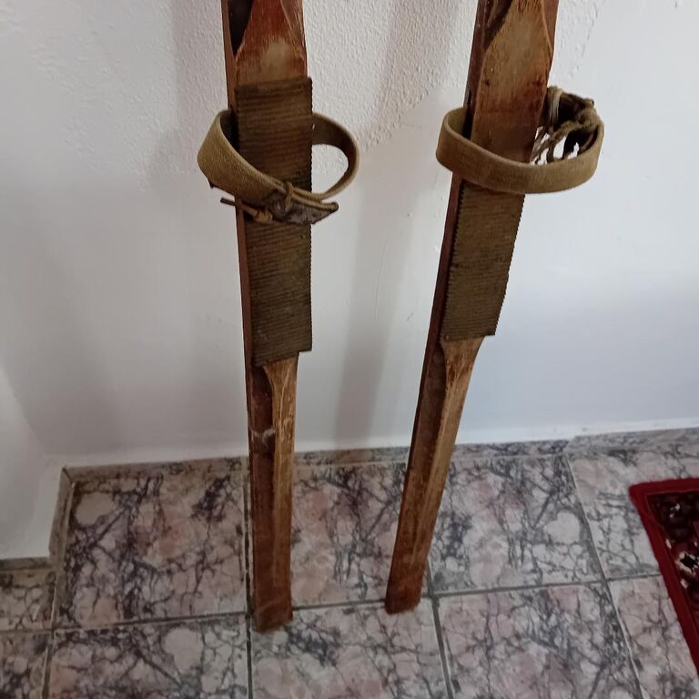 5408472 Sci in legno antichi cm.190