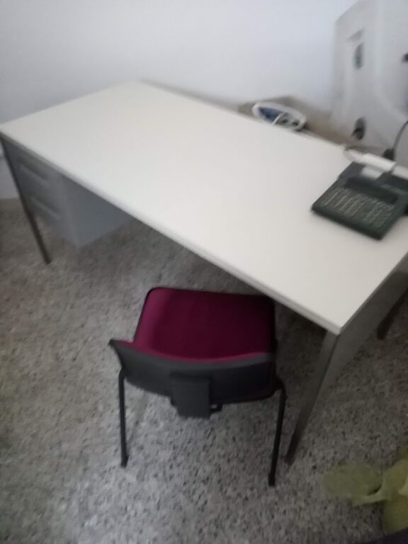 5367940 Scrivania con tre sedie e