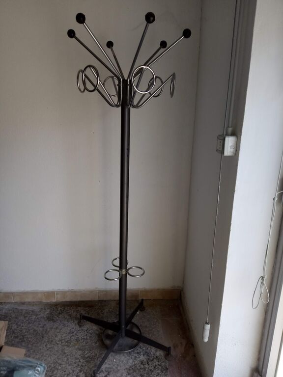 5367942 Scrivania con tre sedie e