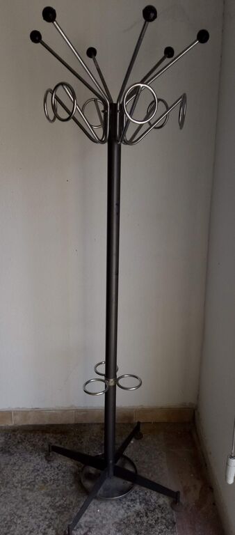 5398684 Scrivania con tre sedie e