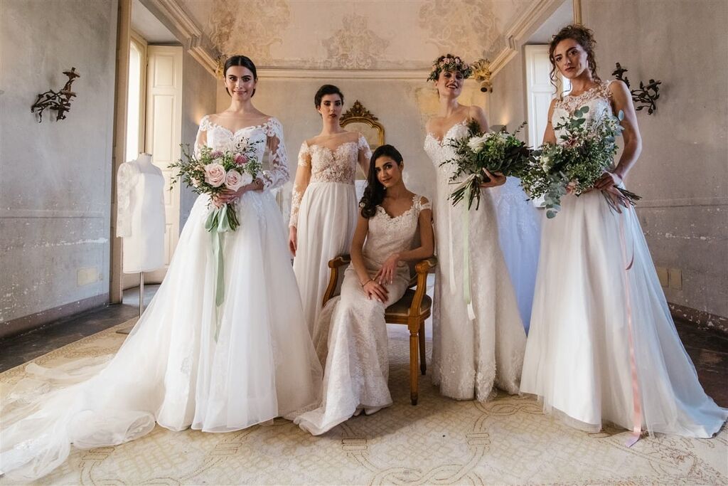 5402823 Sfilata abiti da sposa a nozze