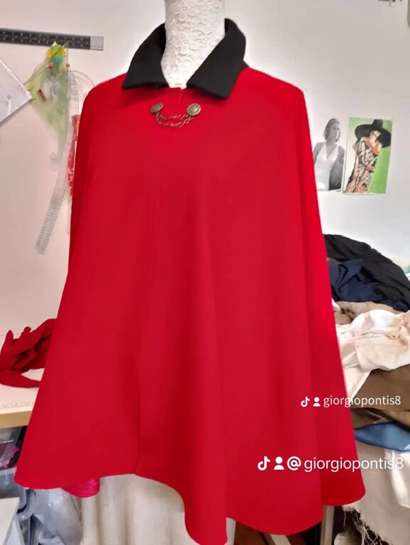 5373211 Tabarro mantella rossa nuova in