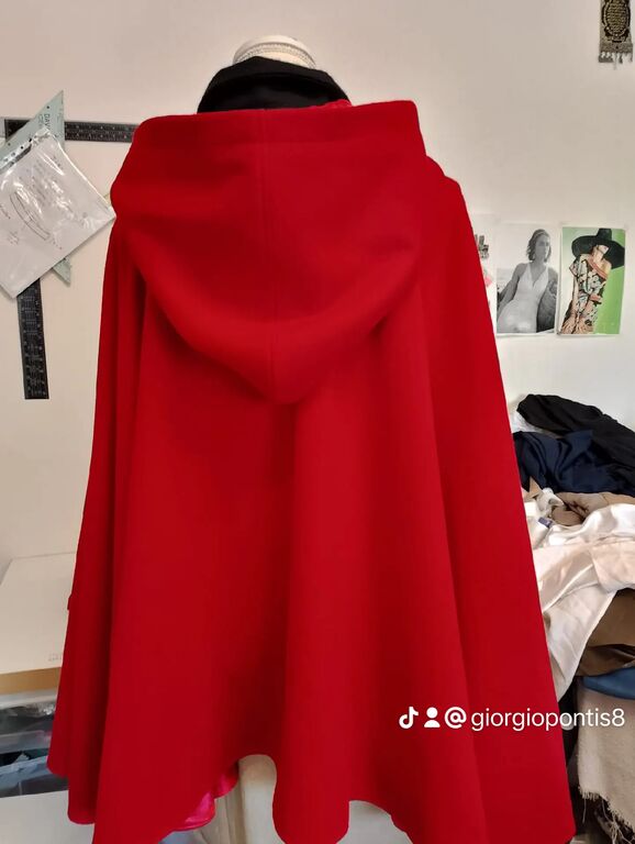 5373212 Tabarro mantella rossa nuova in