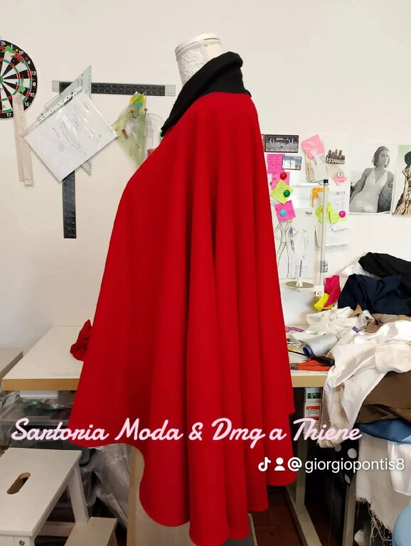 5373214 Tabarro mantella rossa nuova in