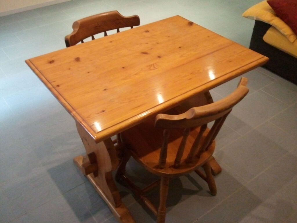 4993516 Tavolo e 2 sedie in legno per