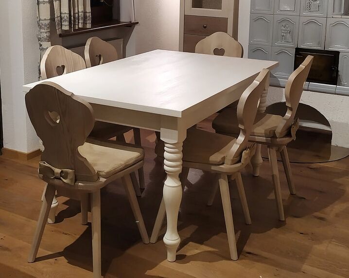 5405496 Tavolo tabià con sedie cortina