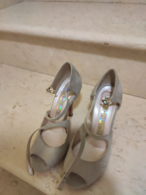 5389858 Vendo scarpa con tacco
