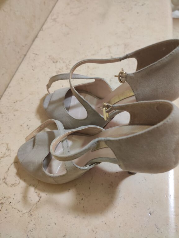 5389859 Vendo scarpa con tacco