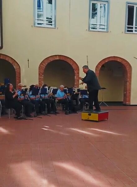 5393746 Vitaliano gallo dirige 883 max